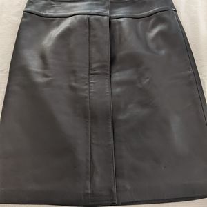 Vakko zipper front black leather skirt